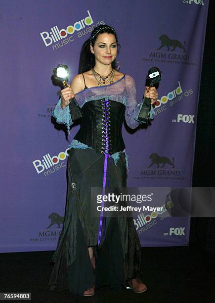 Amy Lee of Evanescence with the award for New Artist of the Year