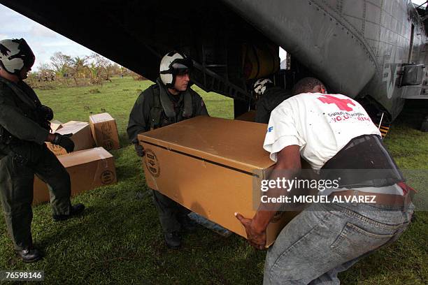 Black Hawk helicopter crew members and Red Cross volunteers unload supplies for Hurricane Felix victims, 08 September 2007, in Krukira, 430...