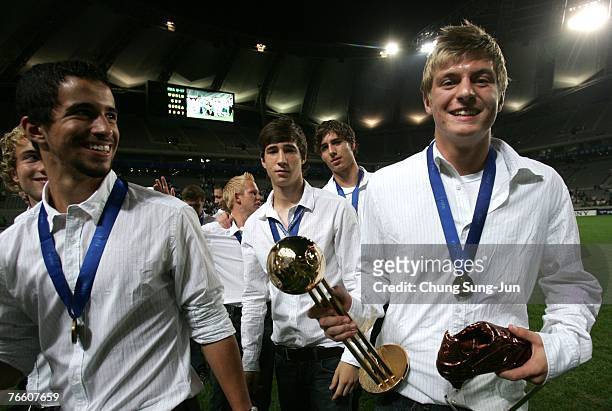 Toni Kroos celebrates with his team mates during a ceremony after the FIFA U17 World Cup at the Sangam World Cup Stadium on September 9, 2007 in...