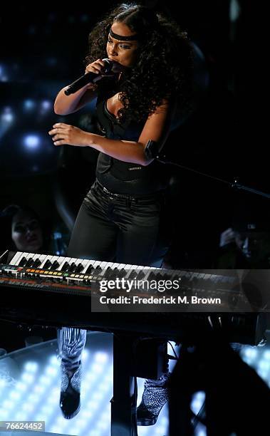 Singer Alicia Keys performs on stage during the 2007 MTV Video Music Awards held at The Palms Hotel and Casino on September 9, 2007 in Las Vegas,...