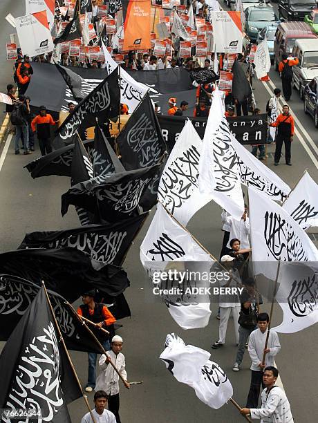 Indonesian Muslim people of Hizbuth Tahrir rally in Jakarta, 09 September 2007. Hundreds Muslim people held a peace rally ahead of the holly month of...