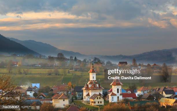 autumn landscape of village and mountain range in background, campulung moldovenesc, suceava county, bucovina, transylvania, romania - suceava photos et images de collection