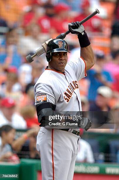 Barry Bonds of the San Francisco Giants warms up in the on deck circle during the game against the Washington Nationals at RFK Stadium September 2,...