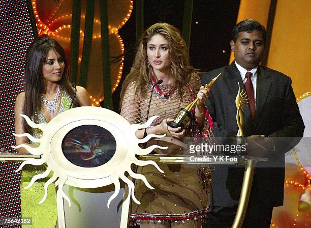 Actress, Kareena Kapoor accepts the Samsung Diva Award at the 2004 IIFA Awards in Singapore on 22 May 2004
