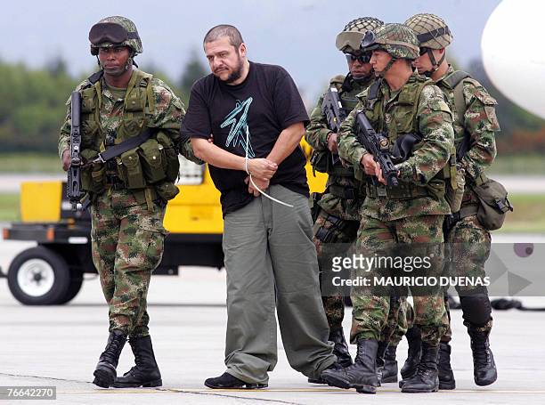 Drug lord Diego Leon Montoya Sanchez is escorted by Colombian soldiers in Bogota after being flown from where he was captured, 10 September, 2007....