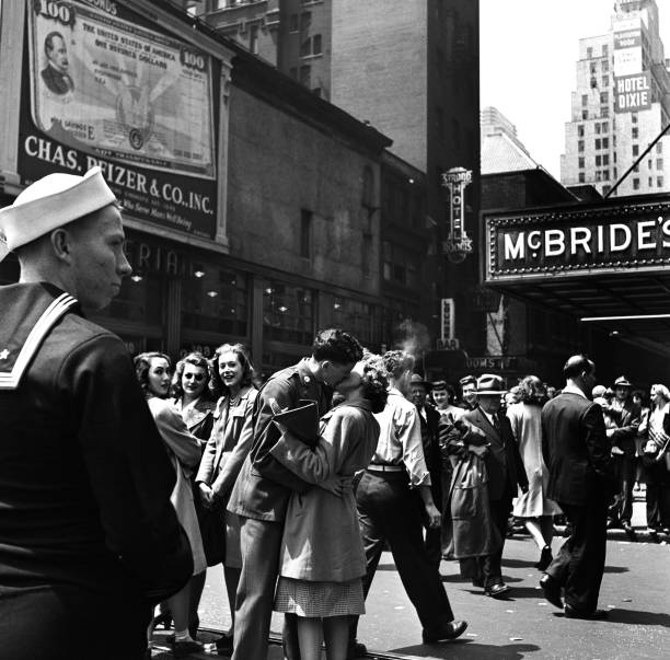 UNS: In Focus: Times Square Kiss In