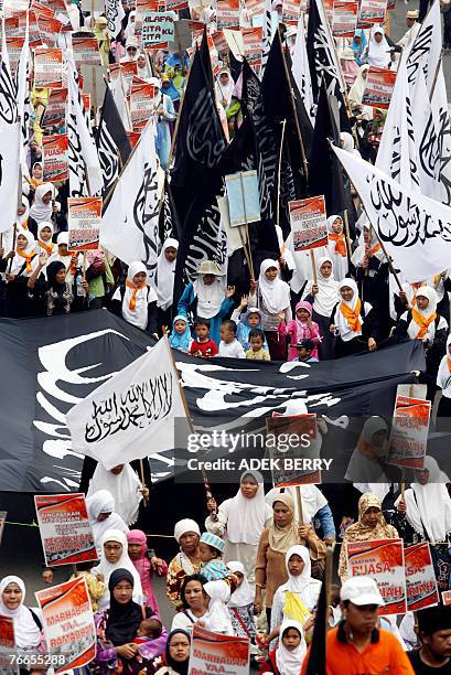 Indonesian Muslim people of Hizbuth Tahrir rally in Jakarta, 09 September 2007. Hundreds Muslim people held a peace rally ahead of the holly month of...