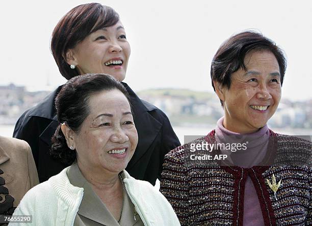 The wife of Vietnamese President Nguyen Minh Triet, Than Kim Chi Thi , Akie Abe , wife of the Japanese Prime Minister Shinzo Abe, and Carolyn Yeh...