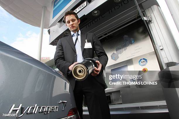 An employee of German chemicals maker Linde demonstrates the hydrogen-fuelling of a BMW Hydrogen 7 car at the 62nd International Motor Show , 11...