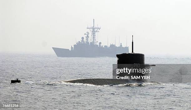 Dutch-made 20-year-old submarine of the Taiwanese navy surfaces during a drill off Kaohsiung, southern Taiwan, 12 September 2007. The air force held...