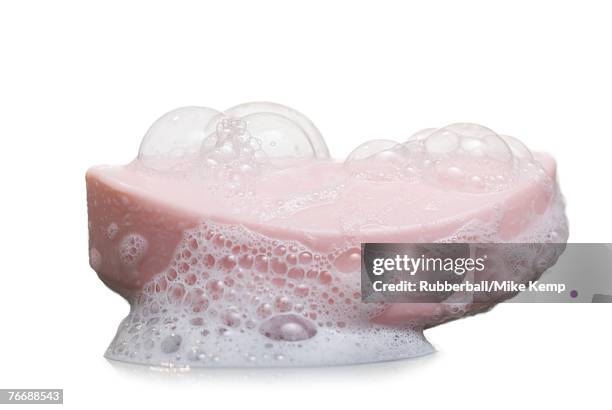 bar of soap with suds - seifenstück stock-fotos und bilder