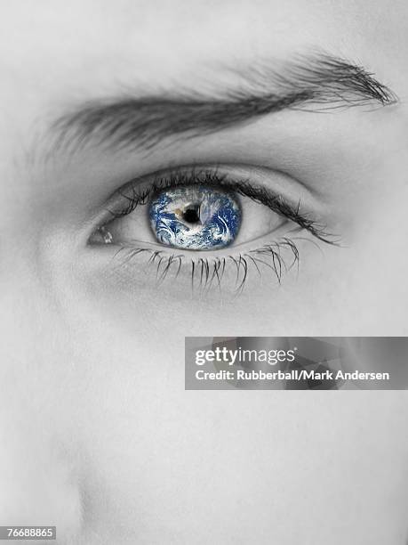 grayscale close-up of woman's eye with earth reflection - photographie numérique photos et images de collection