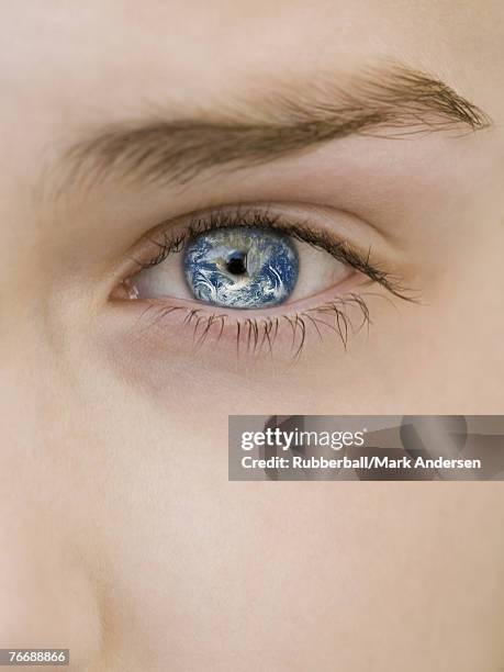 close-up of woman's eye with earth reflection - photographie numérique photos et images de collection