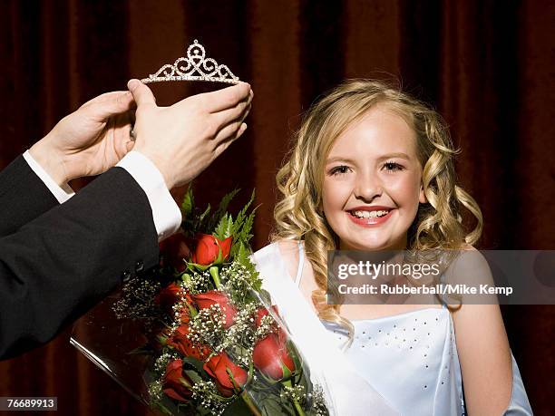 beauty pageant winner smiling and holding roses - beauty contest photos et images de collection