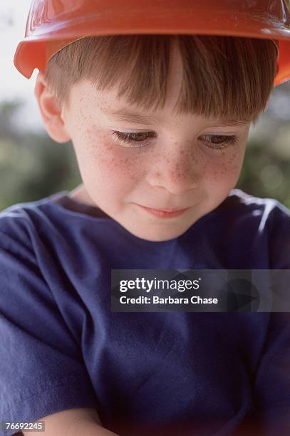 boy wearing toy hard hat - boy in hard hat photos et images de collection