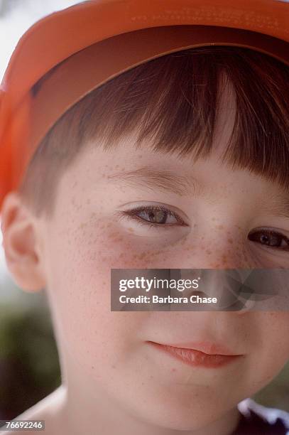 boy wearing toy hard hat - boy in hard hat photos et images de collection