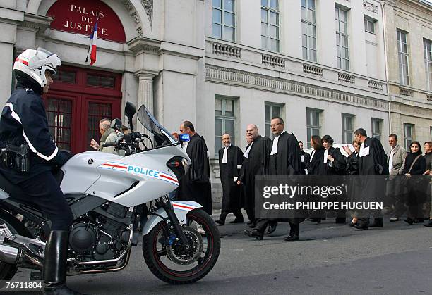 Des avocats et des personnels des tribunaux du Nord-Pas-de-Calais d?filent devant le palais de justice de Douai le 13 septembre 2007 afin de...