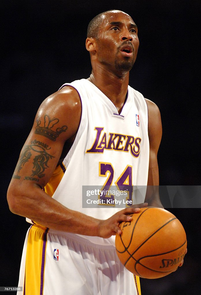 Celebrities at the Los Angeles Lakers Game - March 27, 2005