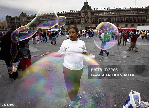 Street vendor of soap bubbles offers her marchandise at Zocalo Square, in downtown Mexico City, 13 September 2007, ahead of Sunday's celebrations for...