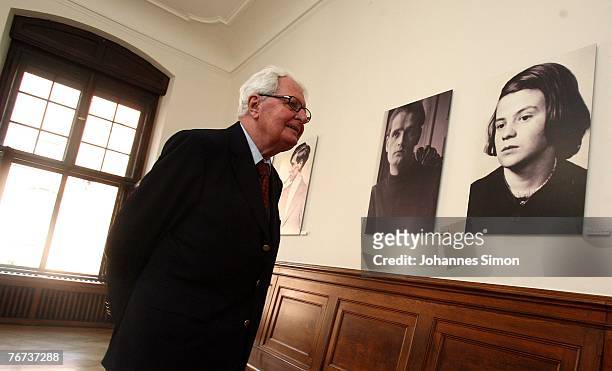 Chairman of the German Social Democrats Hans-Jochen Vogel looks at photographs of the White Rose movement members Alexander Schmorell, Hans Scholl...