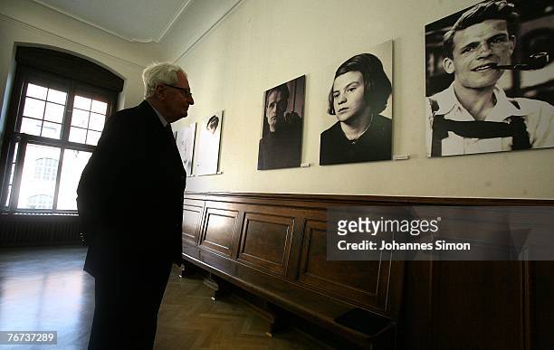 Chairman of the German Social Democrats Hans-Jochen Vogel looks at photographs of the White Rose movement members Alexander Schmorell, Hans Scholl,...