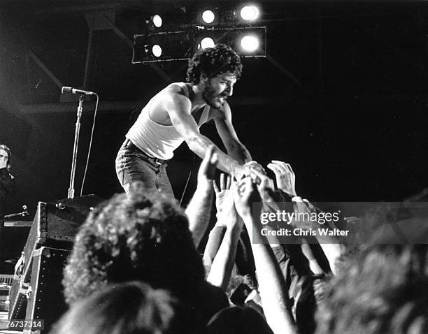 Springsteen 1975 441 Bruce Springsteen 1975 Photos & High Res Pictures - Getty Images
