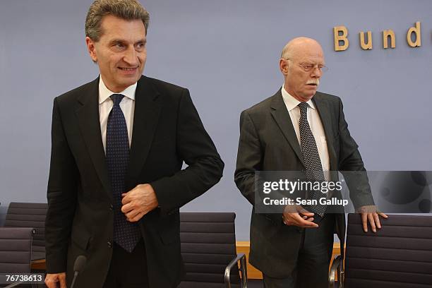 German Social Democrats Bundestag faction chairman Peter Struck and Baden-Wuerttemberg governor Guenther Oettinger arrive at a press conference at...