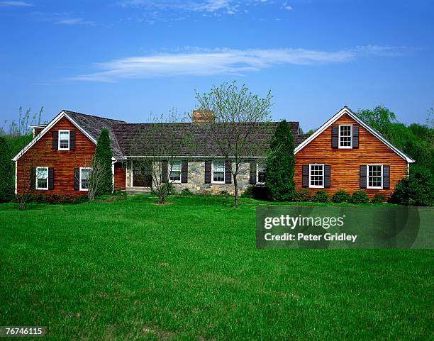 house and lawn - ranch house stock pictures, royalty-free photos & images