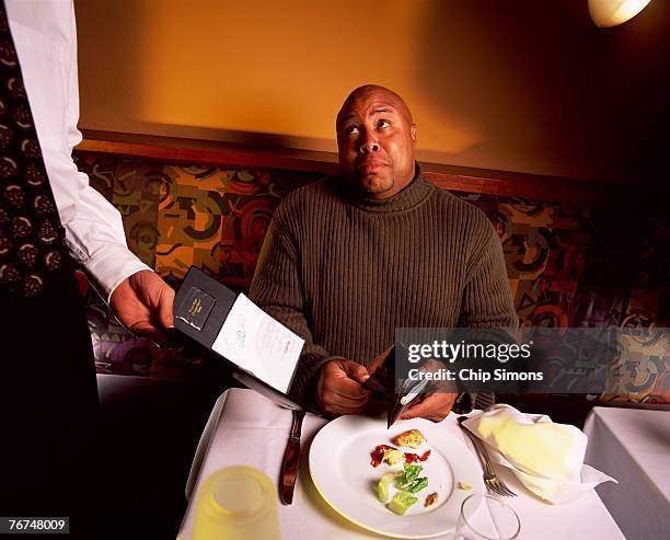 man with restaurant bill and empty wallet - awkward dinner imagens e fotografias de stock