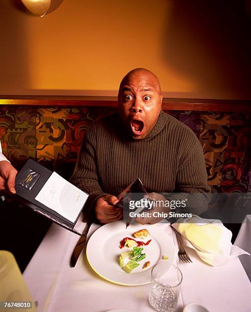 man with restaurant bill and empty wallet - awkward dinner imagens e fotografias de stock