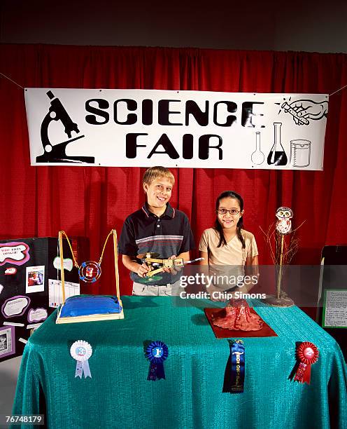 children at science fair - second test fotografías e imágenes de stock