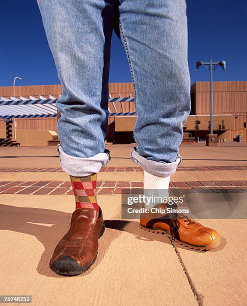 legs with mismatched socks and shoes - mismatch stock-fotos und bilder