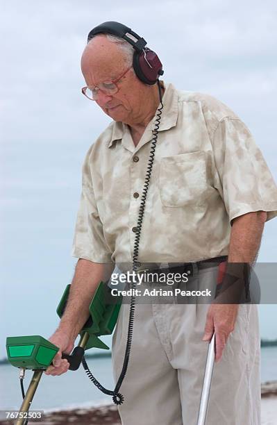 man with a metal detector - detector de metal recreativo fotografías e imágenes de stock
