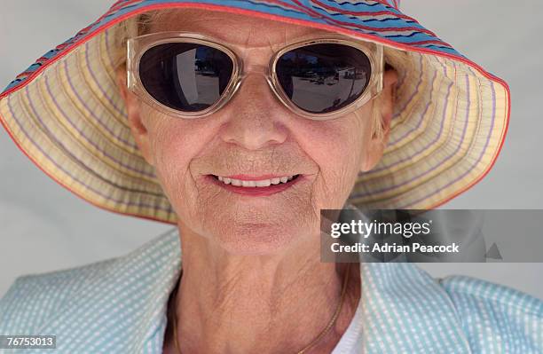 woman wearing sunglasses and sunhat - drooping 個照片及圖片檔