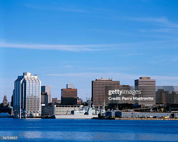 halifax city skyline taken from dartmouth, nova scotia, canada - dartmouth nova scotia stock-fotos und bilder