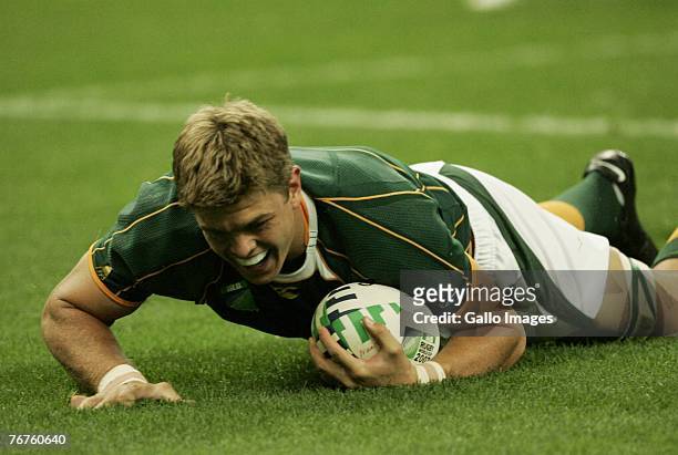 Juan Smith of South Africa scores the first try during the 2007 Rugby World Cup match between South Africa and England at Stade de France on...
