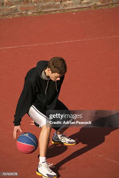 teenager playing basketball - sólo-una-adolescente fotografías e imágenes de stock