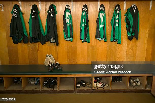 soccer team locker room - dressing room foto e immagini stock