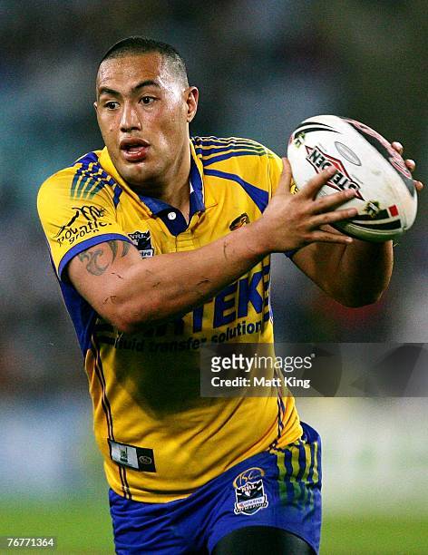 Feleti Mateo of the Eels runs with the ball during the NRL Semi Final one match between the Parramatta Eels and the Bulldogs at Telstra Stadium...