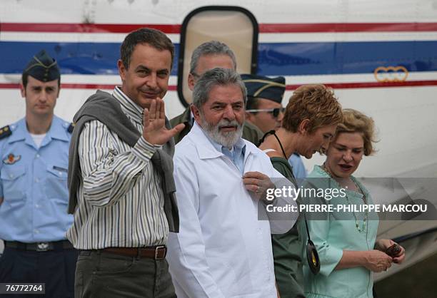 Spanish Prime Minister Jose luis Rodriguez Zapatero waves flanked by Brazilian President Luiz Inacio Lula da Silva , his wife Sonsoles Espinosa and...