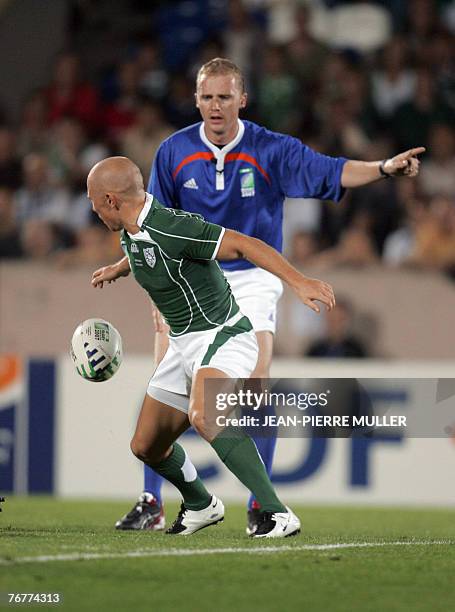 New Zealander referee Steve Walsh gestures near Ireland's scrum-half Peter Stringer during their rugby union World Cup group D match Ireland vs....