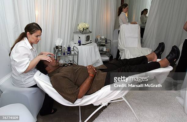 Actor Leslie David Baker poses during the gift lounge held at the Platinum Guild International Suite on September 15, 2007 in Los Angeles, California.