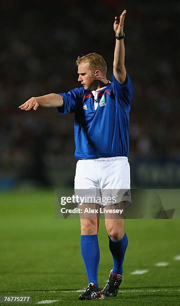 Referee Wayne Barnes gestures during Match Sixteen of the Rugby World Cup 2007 between Ireland and Georgia at the Stade Chaban-Delmas on September...