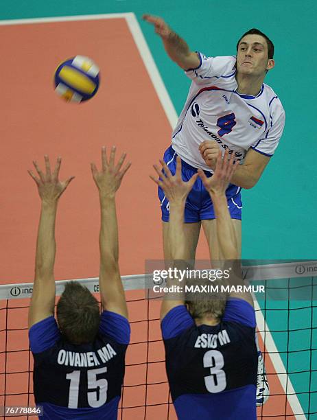 Serb Nikola Grbic attacks as Finland's Matti Oivanen and Mikko Esko block at the 2007 European Volleyball Championships final match in Moscow, 16...