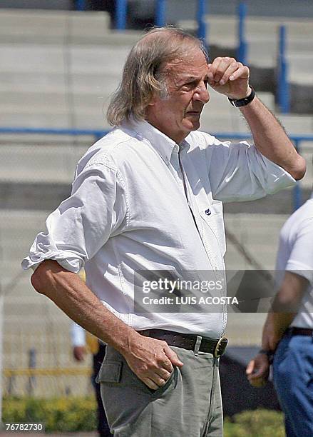 Mexican Tecos' coach, Argentine Cesar Luis Menotti gestures during their Mexican League opening tournament match against Pumas in Mexico City, 16...