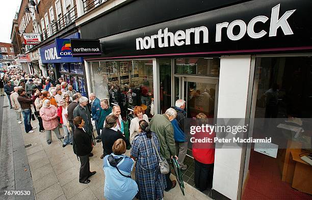 Branch Queue Northern Rock Queue Fotografías e imágenes de stock - Getty Images