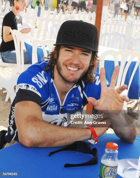 Actor Mark Paul Gosselaar participates in the 2007 Nautica Malibu Triathlon on Zuma Beach on September 16, 2007 in Malibu, California.