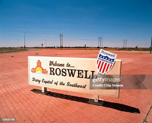 welcome to roswell sign - nouveau mexique photos et images de collection