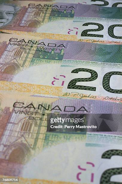 canadian twenty dollar bank notes - 20 dollar canadian bill stockfoto's en -beelden