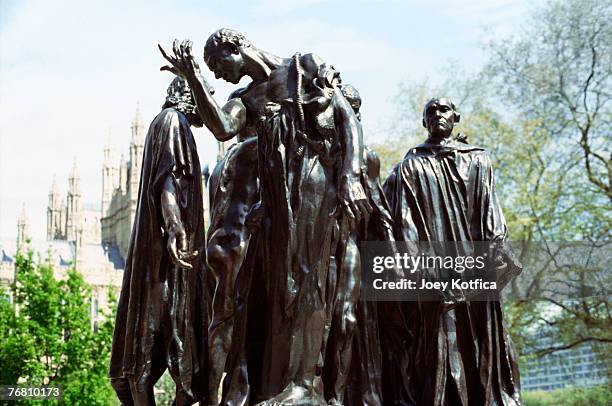 statue of the burghers of calais in london, england - the burghers of calais photos et images de collection